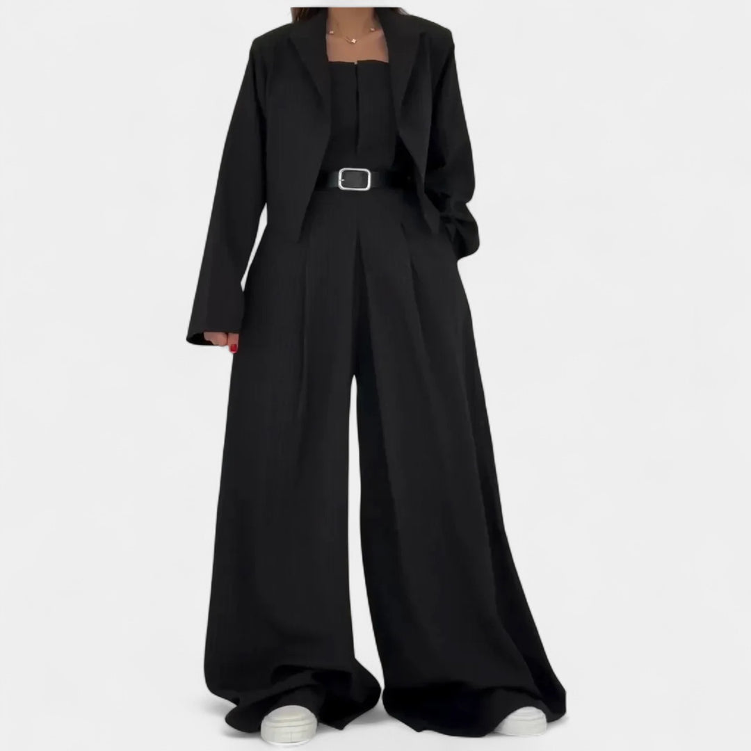 Adéla – Elegantní černý kostým pro každou příležitost