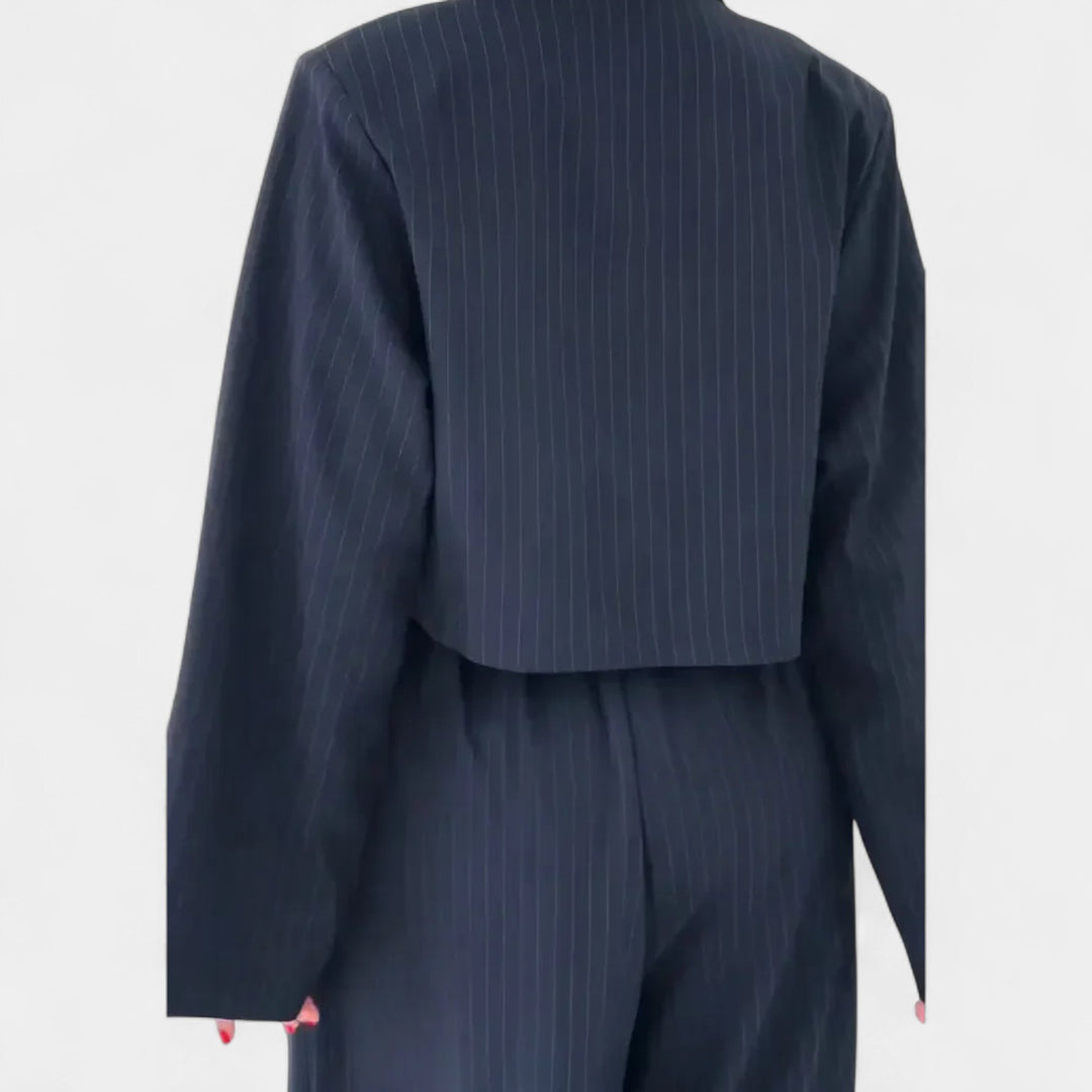 Adéla – Elegantní černý kostým pro každou příležitost