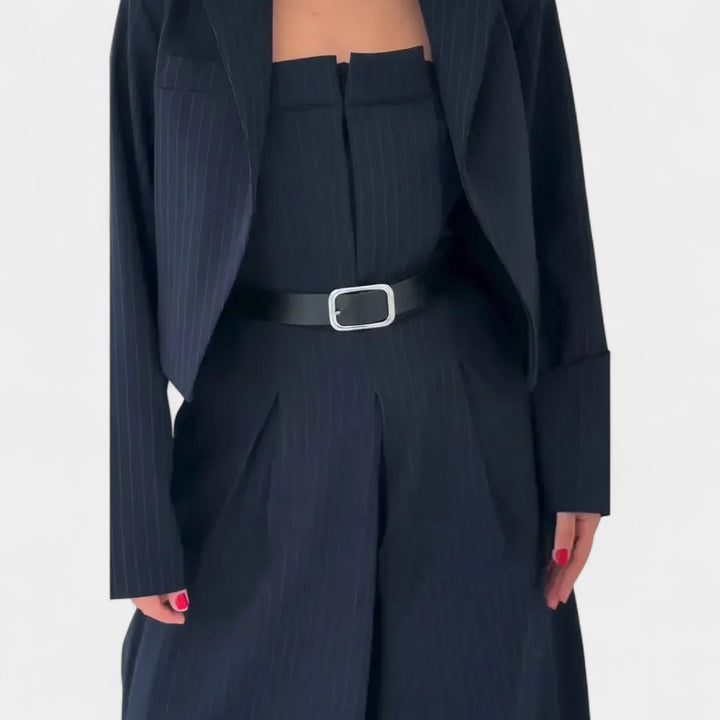 Adéla – Elegantní černý kostým pro každou příležitost