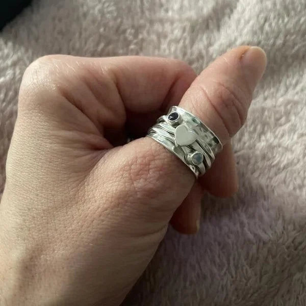 Nadčasový ručně vyráběný prsten ve tvaru srdce