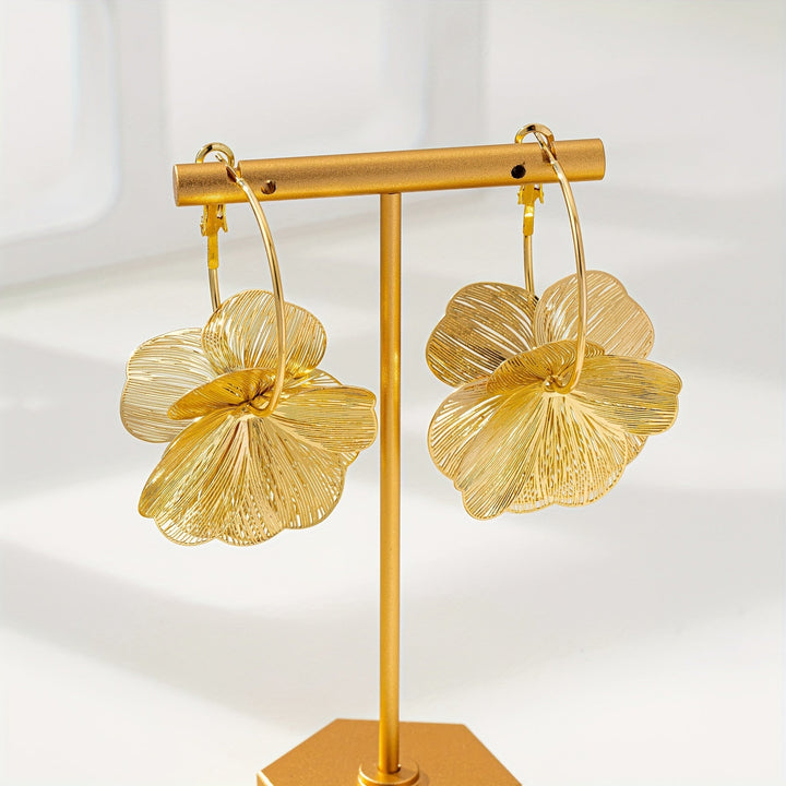 Přehnané zlaté duté náušnice