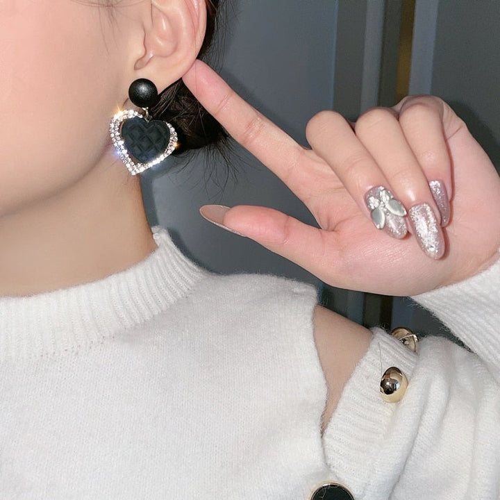 Náušnice s černým srdcem ve zlaté