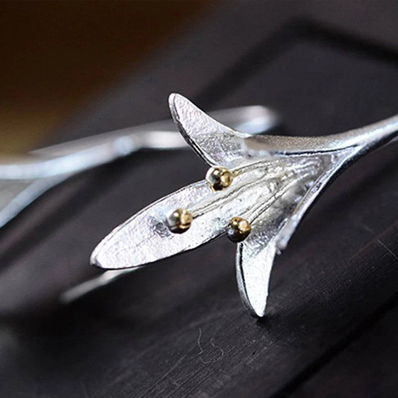 Elegantní stříbrné květinové náušnice