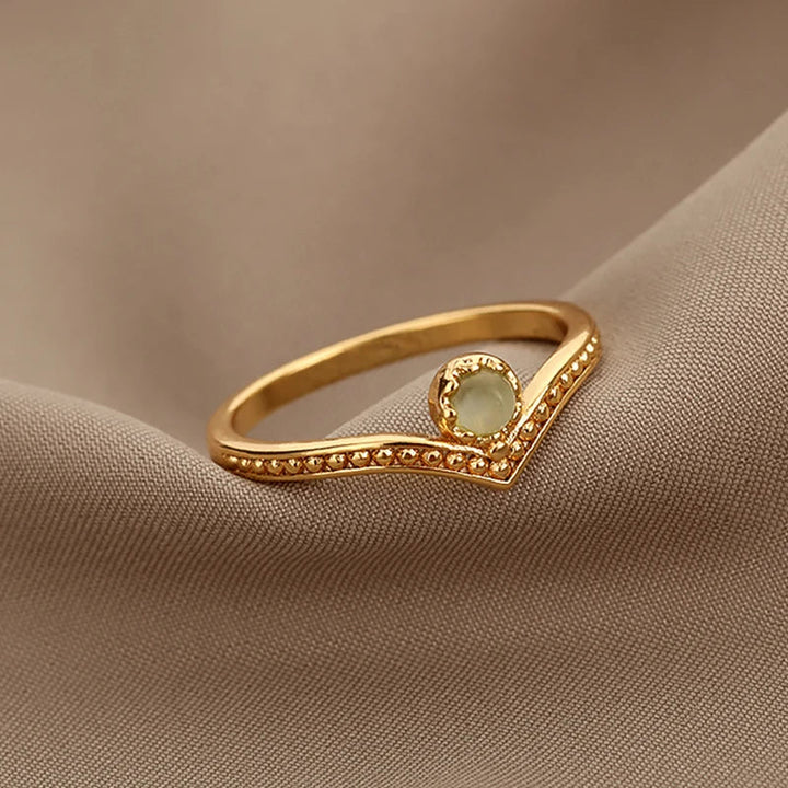 Elegantní zlatý prsten s opálem ve tvaru kapky