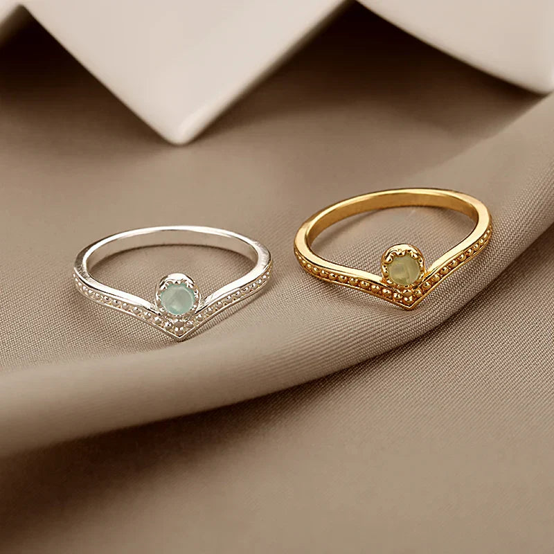 Elegantní zlatý prsten s opálem ve tvaru kapky