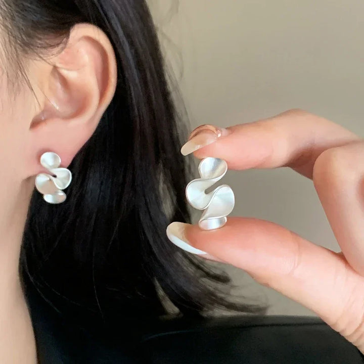 Náušnice ve tvaru květiny z 18K zlata a stříbra