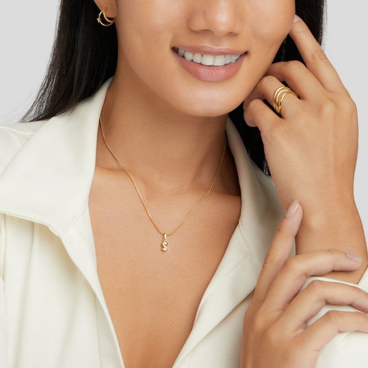 Stylový náhrdelník s bublinkovými písmeny