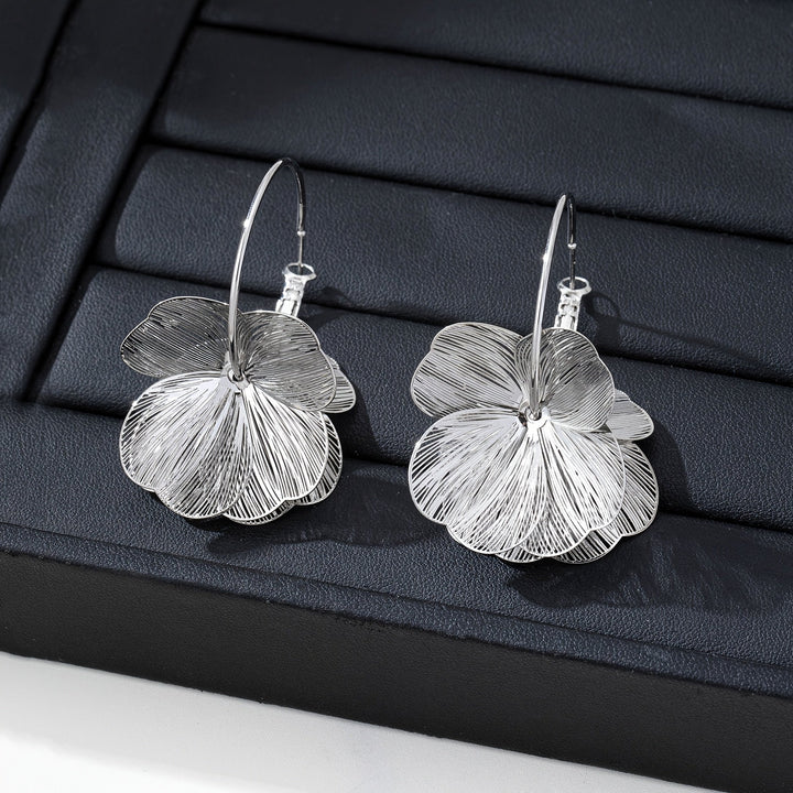 Přehnané zlaté duté náušnice