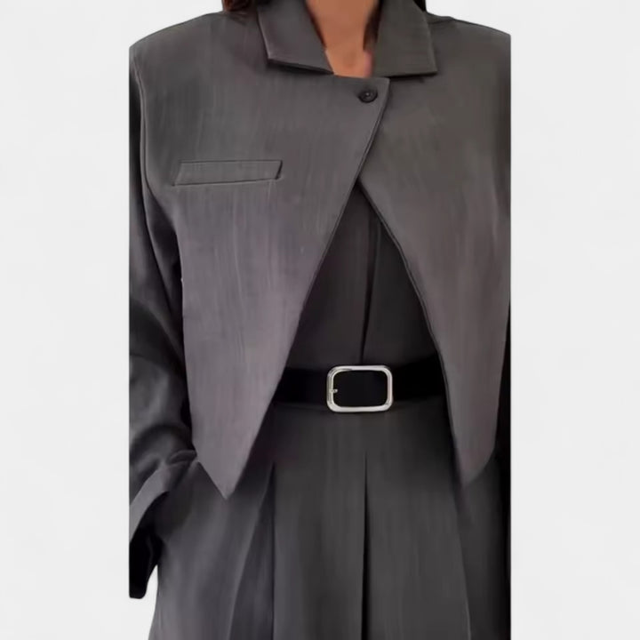 Adéla – Elegantní černý kostým pro každou příležitost